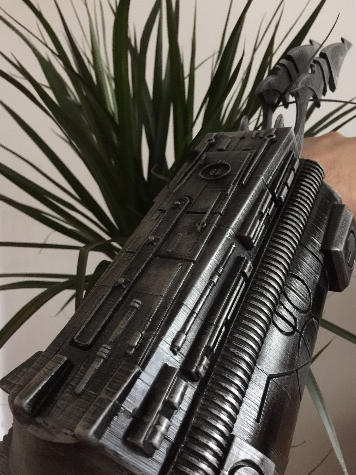 Predator Gauntlet Blades ForeArm Right Weathered Version,Classic design Predator Cosplay,Jungle Predator Movie replica for cosplay or display forearm Vambrace