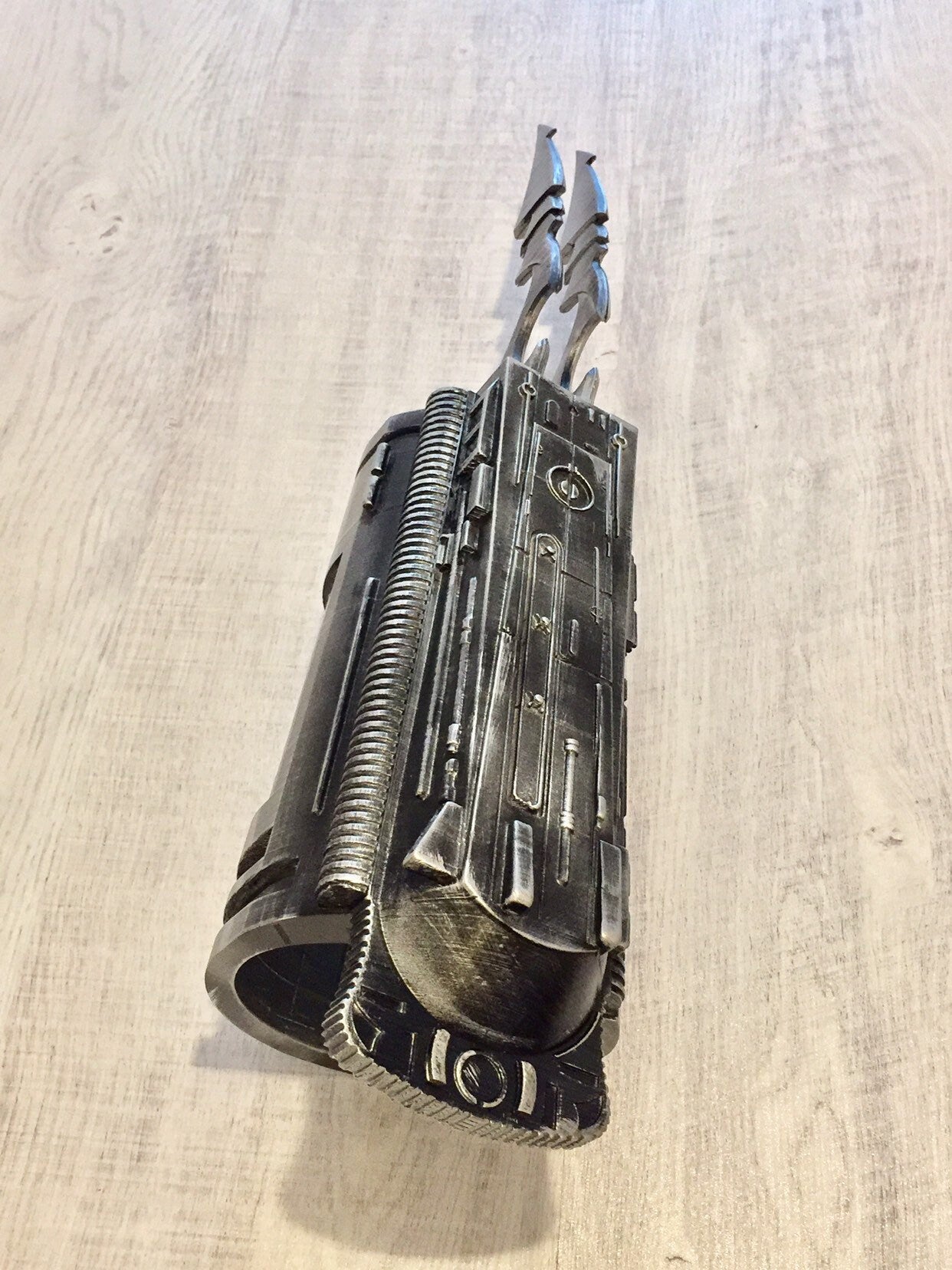 Predator Gauntlet Blades ForeArm Right Weathered Version,Classic design Predator Cosplay,Jungle Predator Movie replica for cosplay or display forearm Vambrace