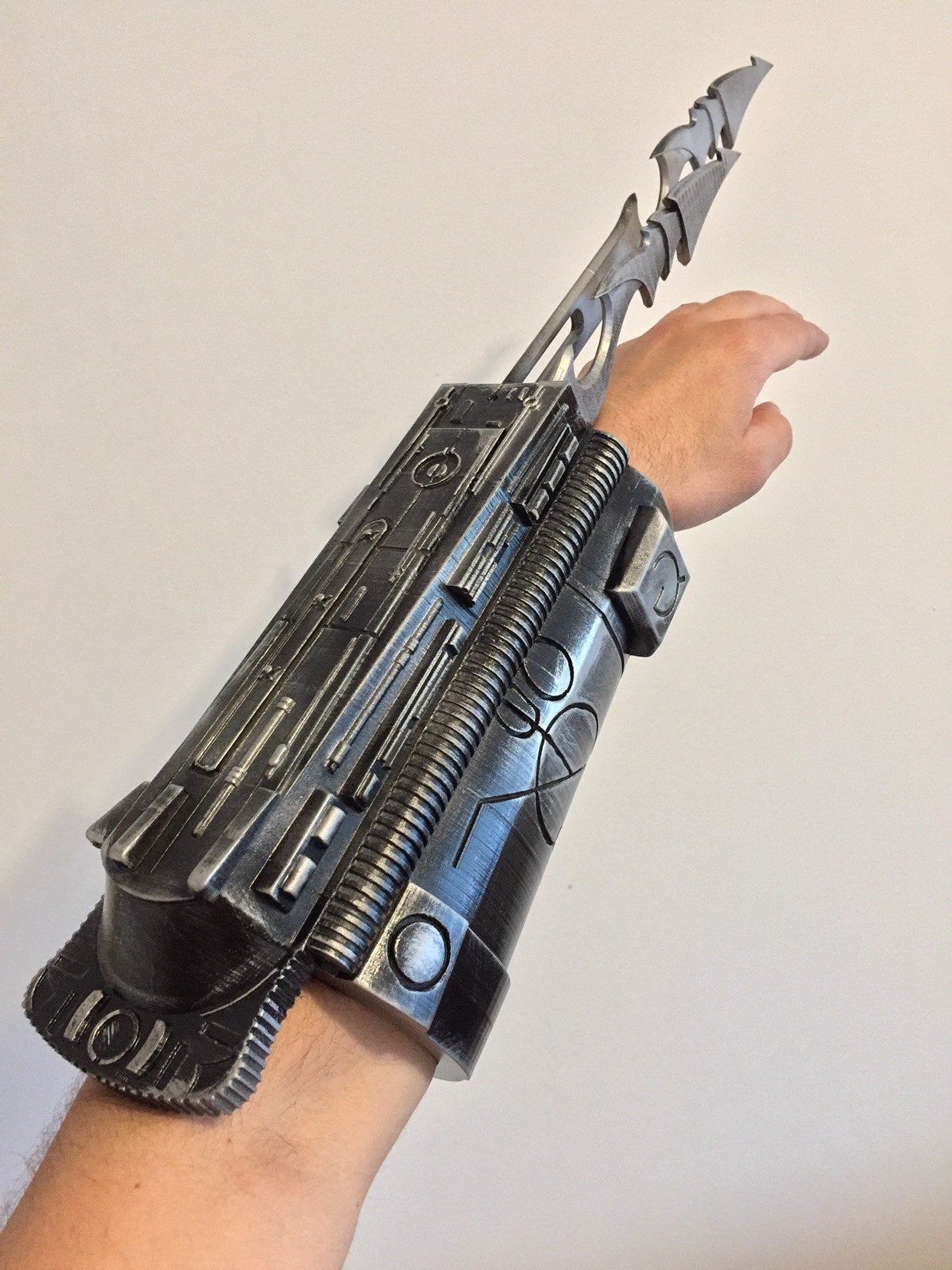 Predator blades gauntlet forearms armor from jungle predator movie painted weathered for cosplay